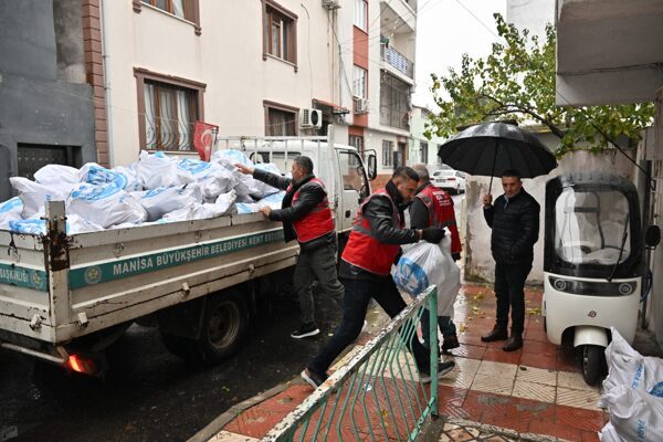 Büyükşehir’den ihtiyaç sahiplerine odun desteği Büyükşehir Belediyesi, kış mevsimi dolayısıyla ihtiyaç sahibi vatandaşlara yakacak odun
