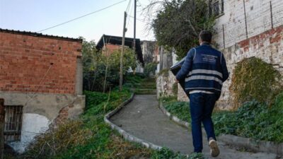 İzmir Büyükşehir Belediyesi, soğuk havaların hissedilmesiyle battaniye, soba, yakacak, bot