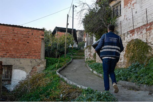 İzmir Büyükşehir Belediyesi, soğuk havaların hissedilmesiyle battaniye, soba, yakacak, bot