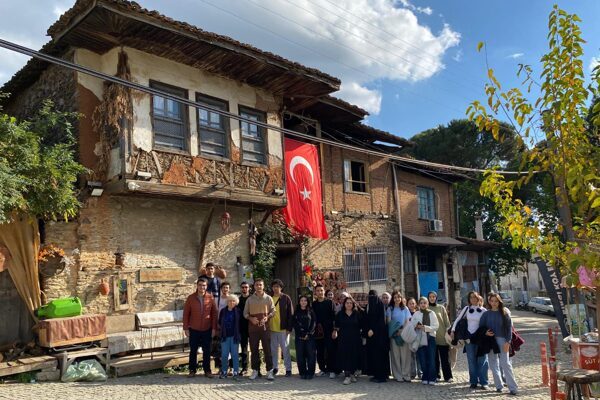 Büyükşehir’den üniversite öğrencilerine Tire gezisi İzmir Büyükşehir Belediyesi Sosyal Hizmetler Dairesi Başkanlığı Eğitim Destekleri Şube