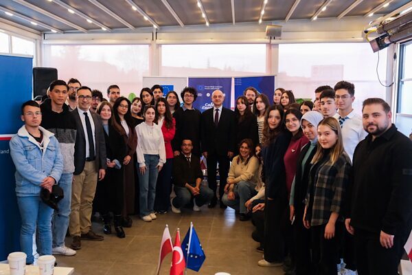 Cafe Europa Buluşmaları Eskişehir’de gençlerle devam ediyor Eskişehir Büyükşehir Belediyesi Gençlik Merkezi ile Eskişehir Ticaret Odası bünyesinde