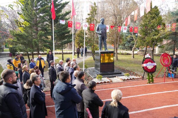 Cengiz Aytmatov Parkı’nda düzenlenen anma programına Kırgız Cumhuriyeti Ankara Büyükelçisi