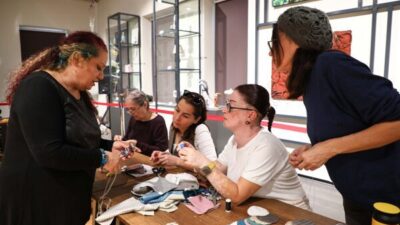 Atölyeye katılan kadınlar, kumaş artıklarını değerlendirme tekniklerinden temel dikiş yöntemlerine