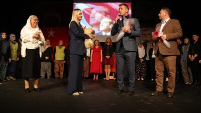 “Geçmişe Yolculuk” adlı tiyatro oyunu, kadınların tarih boyunca verdiği eşitlik,