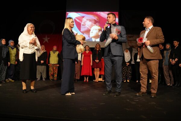 “Geçmişe Yolculuk” adlı tiyatro oyunu, kadınların tarih boyunca verdiği eşitlik,