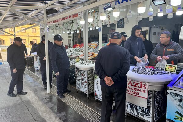 Çorum Belediyesi Zabıta Müdürlüğü ekipleri Geçici Balık Pazarı’nda faaliyet gösteren