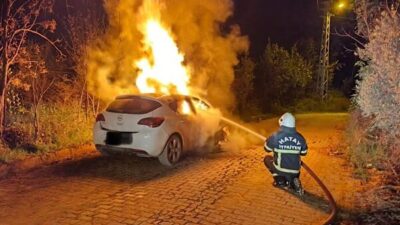 Hatay’ın Defne ilçesi Harbiye Mahallesi’nde bir araçta yangın çıktı. Olay