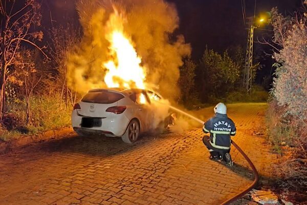 Hatay’ın Defne ilçesi Harbiye Mahallesi’nde bir araçta yangın çıktı. Olay