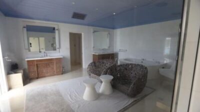 Yeni görüntüler ve videolarda, yatak odaları, bir telefon, bir ofis