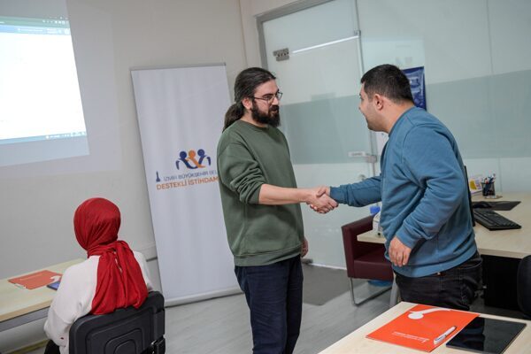 Destekli İstihdam Ofisi, 53 engelliyi iş gücüne kattı Türkiye’de ilk kez İzmir Büyükşehir Belediyesi tarafından hayata geçirilen Destekli