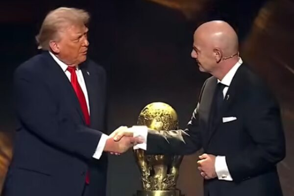 Donald Trump, FIFA’nın yeni tartışmalı barış ödülünü aldı Bu yıl, FIFA Başkanı Gianni Infantino tarafından, "barış için olağanüstü
