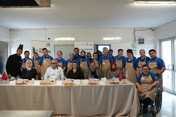 Düzce’de Kusursuz Kafe çalışanları mutfak yarışmasında yarıştı Düzce Belediyesi Kusursuz Kafe ile Mutfak Sanatları Akademisi tarafından düzenlenen