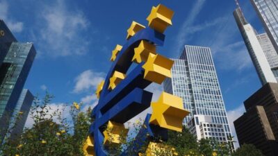 Politika aktarımındaki gecikme nedeniyle, kısa vadeli geçici sapmalara yanıt vermenin