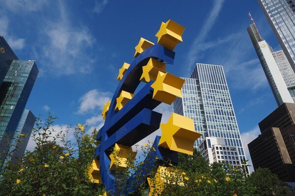 Politika aktarımındaki gecikme nedeniyle, kısa vadeli geçici sapmalara yanıt vermenin