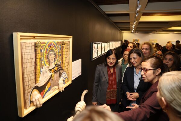 “Efsanelerle İpek” sergisi sanatseverlerle buluştu Midas İpek Evi’nin hazırladığı “Efsanelerle İpek” sergisi, Kent Müzeleri Kompleksi