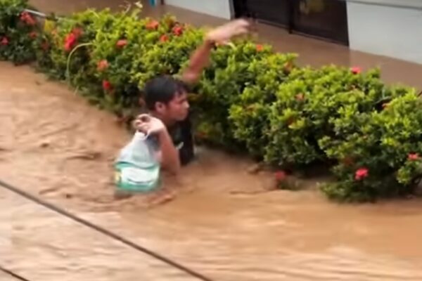 Kurtarma ekipleri, binlerce kişinin mahsur kaldığı ve hayati önem taşıyan