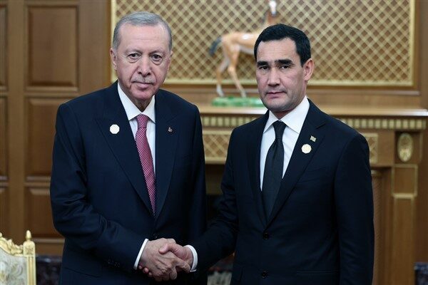 Erdoğan, Aşkabat’ta Türkmenistan Cumhurbaşkanı Berdimuhammedov ile görüştü Cumhurbaşkanı Recep Tayyip Erdoğan, Türkmenistan’ın başkenti Aşkabat’ta düzenlenen Uluslararası Barış