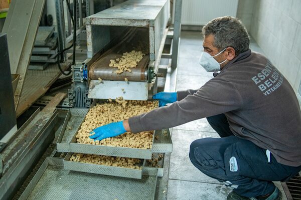 Esenyurt’ta hayvanlar için gıda desteği Esenyurt'ta belediyeye ait aşevi ve ilçedeki fırın, lokanta ile çeşitli