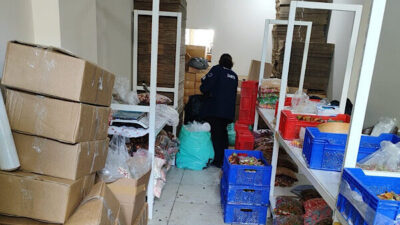 Esenyurt’ta ruhsatsız olarak faaliyet gösteren şekerleme atölyesinde yapılan denetimde, sağlıksız