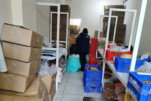 Esenyurt’ta kaçak şekerleme atölyesi kapatıldı Esenyurt’ta ruhsatsız olarak faaliyet gösteren şekerleme atölyesinde yapılan denetimde, sağlıksız