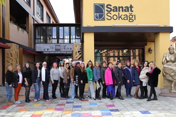 Eskişehir’de “Cumhuriyet Kadını ve Giysilerle Anılar” atölyesi düzenlendi Büyükşehir Belediyesi’nin kültür–sanat alanındaki çalışmalarını destekleyen bu özel etkinlik, Yaratıcı