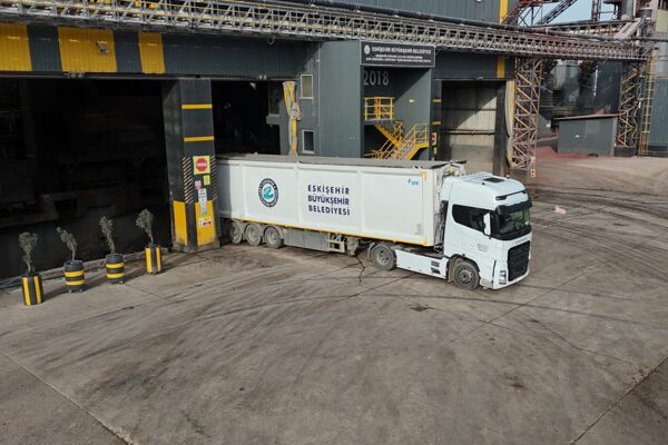 Eskişehir’de evsel katı atık toplama ve bertaraf hizmetleri Sivrihisar, Sarıcakaya ve Mahmudiye ilçelerinde kurulan evsel katı atık aktarma