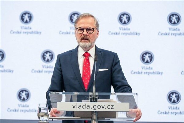 Fiala: Ukrayna’nın savaşa hazır ordu ve güçlü güvenlik garantilerine sahip olması gerek Eski Çek Cumhuriyeti Başbakanı Fiala, Ukrayna'daki barış görüşmelerinin son aşamasına girmesini