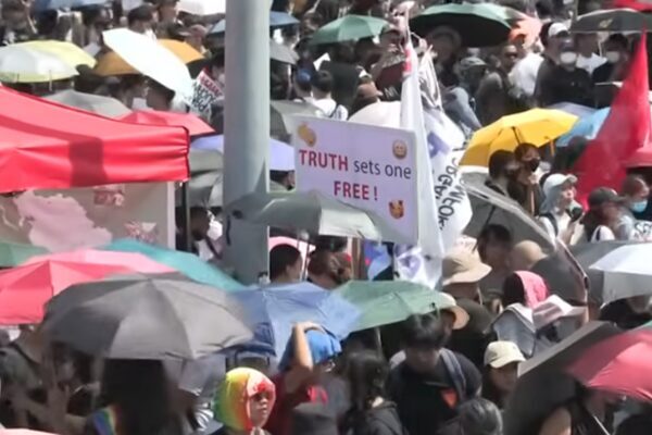 Göstericilerden biri, ''Gençlerin çoğu artık yeter dedi. Tüm bir nüfus