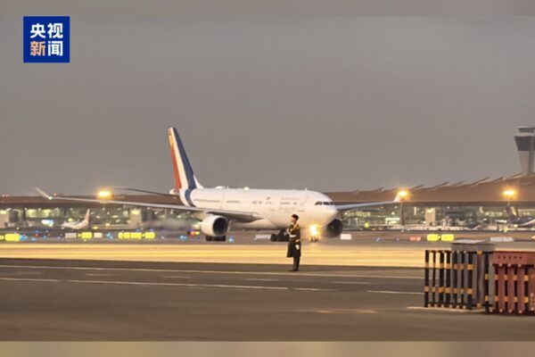 Fransa Cumhurbaşkanı Emmanuel Macron bugün özel uçakla Çin'in başkenti Beijing'e