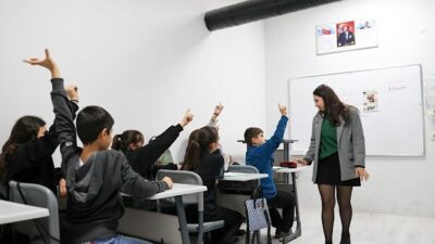 Buca'da Mustafa Kemal Mahallesi’ndeki Gediz Etüt Merkezi’nde çocuklar ve yetişkinler