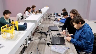 Gemlik Belediyesi Teknoloji ve Tasarım Atölyesi’nde çocuklara yönelik robotik kodlama