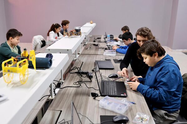 Gemlik’te çocuklar robotik kodlama eğitimi alıyor Gemlik Belediyesi Teknoloji ve Tasarım Atölyesi’nde çocuklara yönelik robotik kodlama