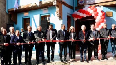 Merkezin açılışına Gemlik Belediye Başkanı Şükrü Deviren, belediye başkan yardımcıları,