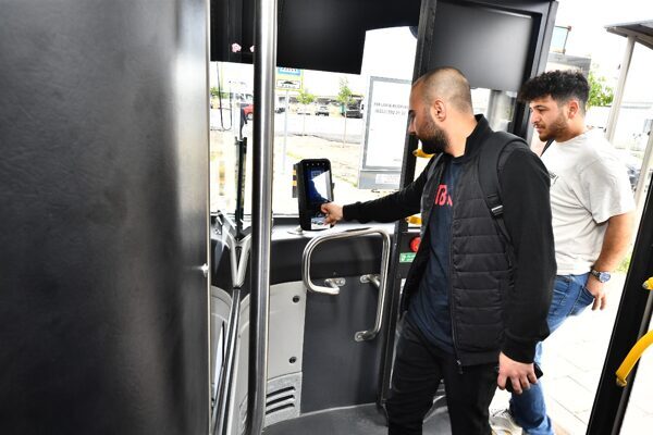 İzmir Büyükşehir Belediyesi, kentte “Genç İzmirim Kart” dönemini başlattı. İzmir