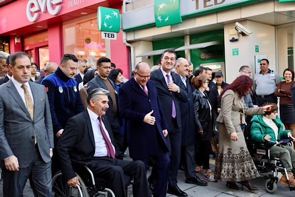 Giresun’da 3 Aralık Dünya Engelliler Günü nedeniyle Debboy–Atatürk Meydanı güzergahında