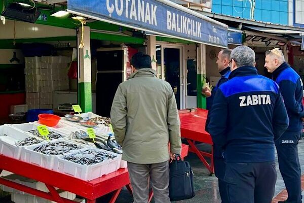 Giresun Belediyesi Zabıta Müdürlüğü ekipleri, şehir merkezindeki balık pazarında kapsamlı