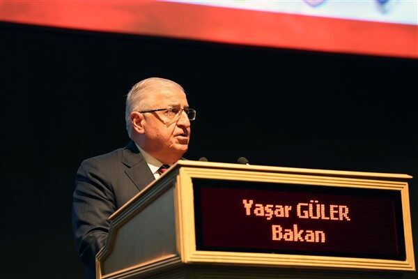 Güler: PKK ve iltisaklı gruplar fesih kararına uygun olarak silahlarını teslim etmeliler Milli Savunma Bakanı Yaşar Güler, Milli Savunma Bakanlığının 2026 yılı