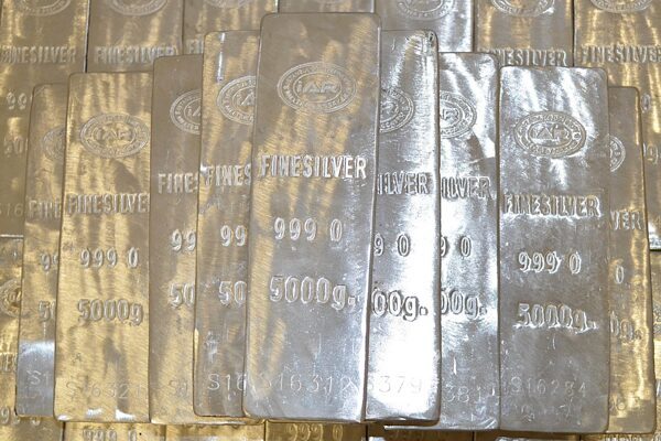 Piyasa analistlerine göre, uzun vadede, gümüşü makul düzeyde yüksek fiyatlarda