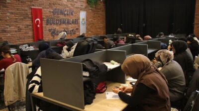 Haliliye'de sınav sürecindeki gençlere yönelik eğitim desteklerini artırarak sürdürülüyor. Kültür,