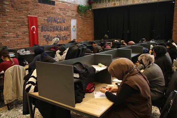 Haliliye'de sınav sürecindeki gençlere yönelik eğitim desteklerini artırarak sürdürülüyor. Kültür,