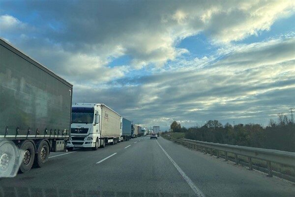 Hamzabeyli’de Türkiye ve Bulgaristan tarafında kilometrelerce TIR kuyruğu Edirne’de bulunan Hamzabeyli Sınır Kapısı’nda, Bulgaristan’dan Türkiye’ye giriş yapmak isteyen
