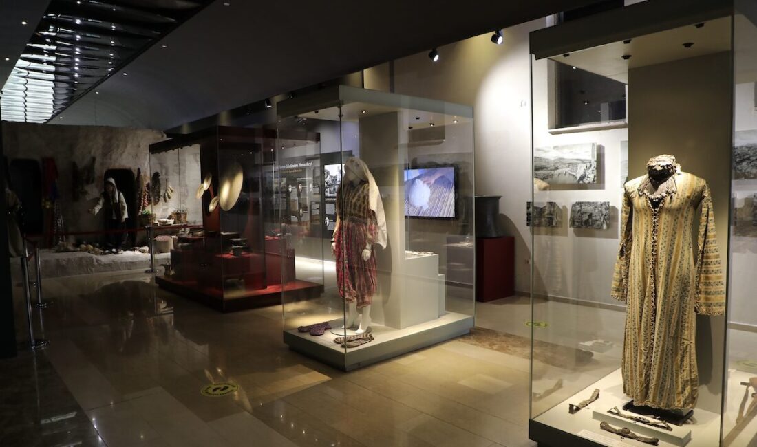 Hasankeyf Müzesi ziyaretçilerini ağırlamaya devam ediyor Batman’ın kültürel mirasını yansıtan Hasankeyf Müzesi, ziyaretçileri ağırlamayı sürdürüyor. Paleolitik