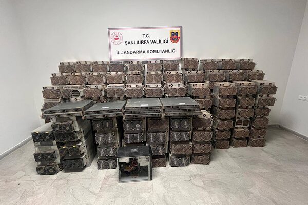 Hilvan’da kaçak kripto para madenciliği operasyonu Hilvan İlçe Jandarma Komutanlığı’nın, SİBER ve KOM ekipleriyle birlikte yürüttüğü