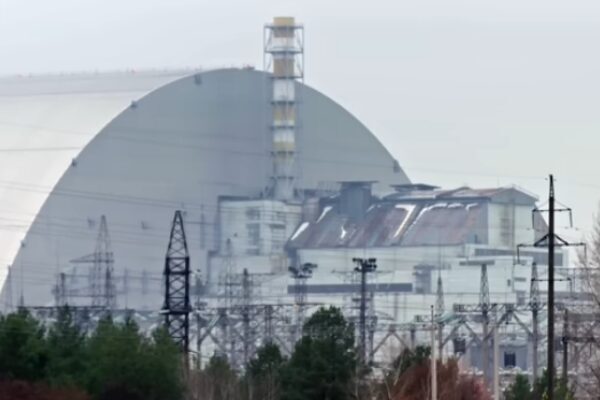 IAEA: Çernobil koruma kalkanı artık radyasyonu engellemiyor, onarım gerektiriyor Şubat ayında bir drone saldırısı, yıkılan reaktörün yanına özenle inşa