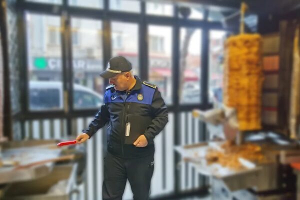 İnegöl’de döner işletmelerine denetimler sürüyor İnegöl Belediyesi Zabıta Müdürlüğü ekipleri, halk sağlığını korumak ve şehirde
