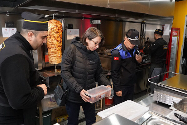 Isparta’da gıda işletmelerine yönelik denetimler sürüyor Türkiye genelinde son günlerde yaşanan gıda zehirlenmesi vakalarının ardından Isparta
