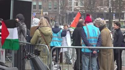 Akşam saatlerinde &uuml;nl&uuml; Concertgebouw salonunun yakınında y&uuml;zlerce kişi, İsrail ordusunun