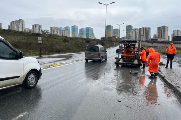 AKOM verilerine göre, dün gece yarısından itibaren şiddetini artıran gök