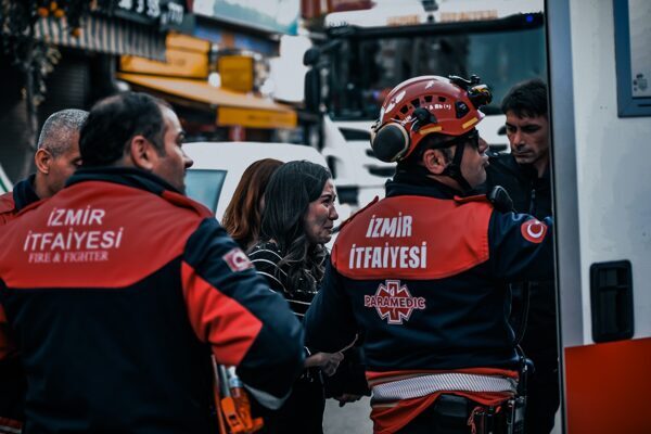 İzmir’de 7 katlı iş hanında yangın İzmir’in Bornova ilçesine bağlı Yıldırım Beyazıt Mahallesi Fatih Caddesi üzerinde