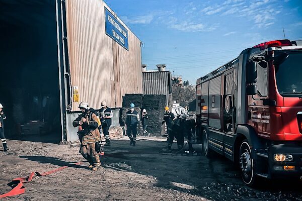 İzmir’de çimento fabrikasında yangın tatbikatı yapıldı İzmir Büyükşehir Belediyesi İtfaiye Dairesi Başkanlığı, sanayi tesislerinde meydana gelebilecek